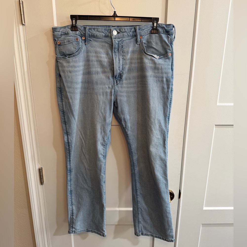 American Eagle Outfitters Light Wash Relaxed Jeans
